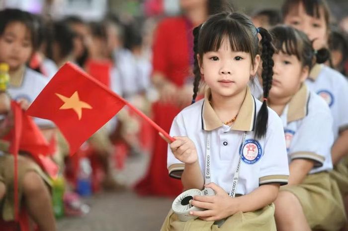 Năm học này, khối lớp 1 của trường tuyển đủ 100% chỉ tiêu với 72 học sinh.