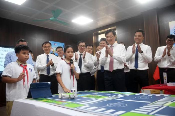 Một nữ sinh tự tin cầm micro thuyết trình về cách vận hành thiết bị thông minh trước Đoàn công tác của Trung ương và Thành phố.
