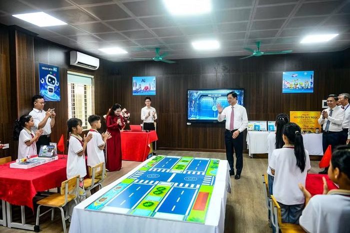 Tiếng vỗ tay vang lên liên tục trong phòng học công nghệ cao. Khoảng cách địa lý của vùng bãi bồi dường như đã bị xóa nhòa bởi những khoản đầu tư thiết thực và đồng bộ này.