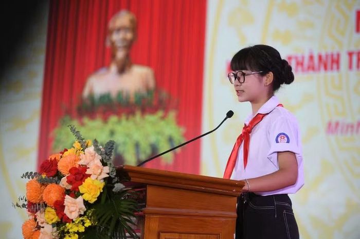 Em Nguyễn Thị Kim Liên, học sinh lớp 9C xúc động nói: "Đặc biệt, chúng cháu xin trân trọng cảm ơn bác Nguyễn Duy Ngọc, Trưởng Ban Tổ chức Trung ương, người khi ở cương vị Bí thư Thành ủy Hà Nội đã về thăm, chúc Tết Nhân dân Minh Châu và chỉ đạo khẩn trương xây dựng Trường, để từ hôm nay, chúng cháu có thể được học tập ngay trên quê hương một cách an toàn, bình đẳng, để mỗi gia đình không còn những nỗi lo con em đi sớm, về muộn, bỏ học mùa mưa lũ…"