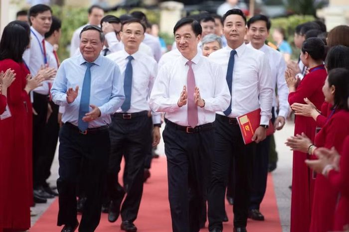 Đồng chí Nguyễn Duy Ngọc, Ủy viên Bộ Chính trị, Bí thư Trung ương Đảng, Trưởng ban Tổ chức Trung ương cùng các đồng chí lãnh đạo Trung ương, Thành phố Hà Nội đến chung vui với thầy trò xã đảo ngay từ đầu giờ sáng. Công trình trường liên cấp này bắt nguồn từ chính trăn trở và quyết định của đồng chí Nguyễn Duy Ngọc (khi ở cương vị Bí thư Thành ủy Hà Nội) sau chuyến thăm Minh Châu vào tháng 2/2026.