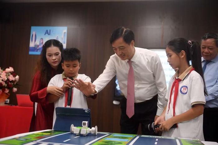 gôi trường 109 tỷ đồng không chỉ là những mảng bê tông vững chãi che mưa bão, mà là bệ phóng cho khát vọng của thế hệ trẻ Minh Châu.