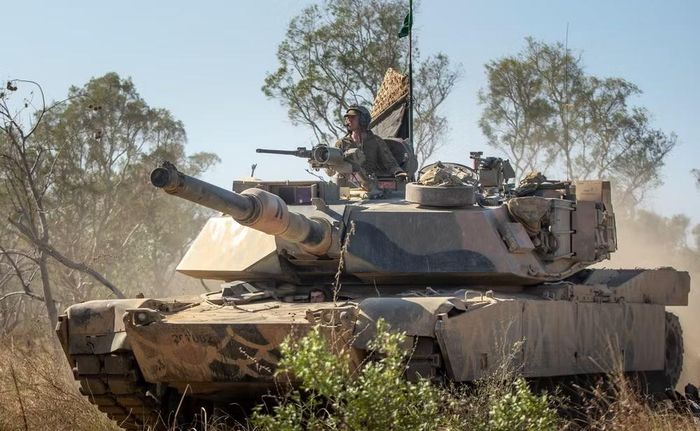 M1 Abrams chính thức được đưa vào biên chế Lục quân Mỹ năm 1980. Nó không phải là phiên bản M60 được nâng cấp thêm một lần. Abrams đánh dấu sự kết thúc của một chuỗi phát triển bắt đầu từ M26 Pershing và mở ra thế hệ xe tăng chủ lực mới.