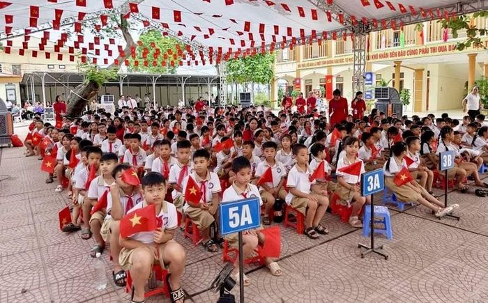 Gần 1.000 học sinh xã Minh Châu bước vào năm học mới trong ngôi trường liên cấp vừa khánh thành có tổng mức đầu tư 109 tỷ đồng.