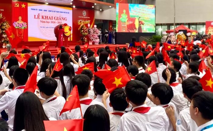 Học sinh Thủ đô rộn ràng lắng nghe tiếng trống khai trường đồng thời với các trường học trên toàn quốc.