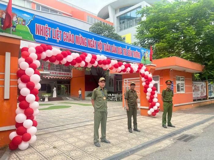 Các lực lượng Công an phường Phúc Lợi chốt trực từ sớm