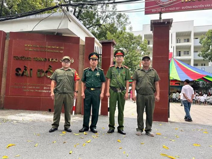 Sự có mặt của các chiến sĩ công an cùng lực lượng tham gia bảo vệ ANTT ở cơ sở, các bác cựu chiến binh đã giúp lễ khai giảng thành công