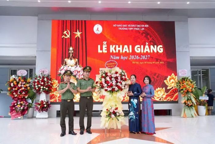 Ban Chỉ huy Công an phường Phúc Lợi đã đến dự, tặng hoa chúc mừng các nhà trường