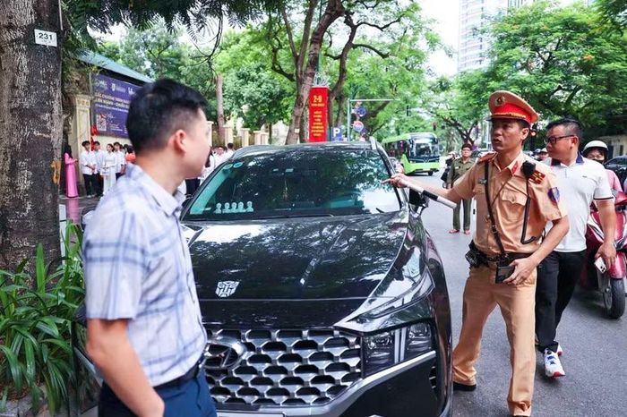 CSGT nhắc nhở các trường hợp dừng đỗ xe tại khu vực cổng Trường Trung học phổ thông Việt Đức