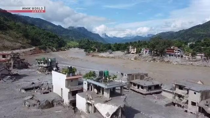 Hơn 1 tuần sau trận lũ quét tàn khốc, các nhóm tìm kiếm cứu hộ ở Nepal vẫn đang gấp rút tìm kiếm người sống sót. Ảnh: NHK