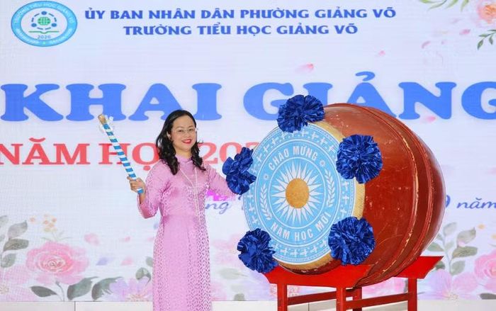 Cô Trịnh Phương Linh - Bí Thư Đảng ủy, Hiệu trưởng Trường Tiểu học Giảng Võ đánh trống khai giảng năm học mới