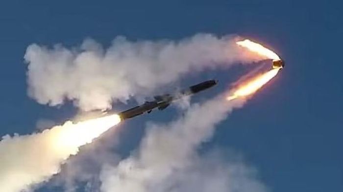 Iran đã nỗ lực làm chủ công nghệ này trong nhiều thập kỷ. Năm 2016, Bộ trưởng Quốc phòng Iran khi đó đã công bố kế hoạch chế tạo tên lửa chống hạm siêu thanh.