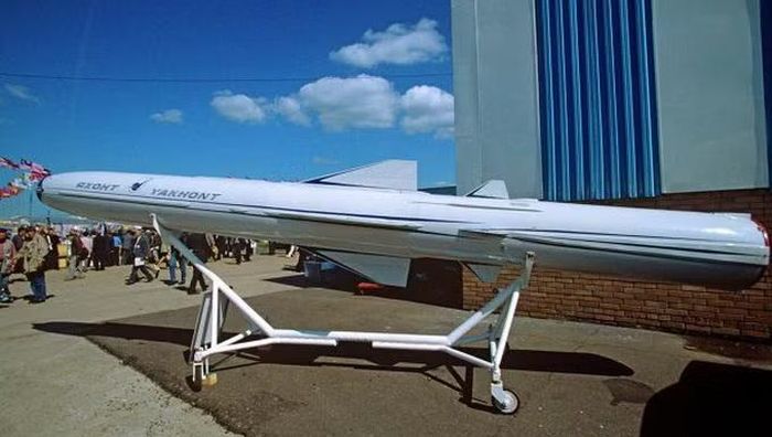 Và tới tháng 8/2023, hãng thông tấn Tasnim liên kết với Vệ binh Cách mạng Hồi giáo Iran (IRGC) đã đưa tin về việc bắt đầu thử nghiệm nguyên mẫu tên lửa hành trình siêu thanh.