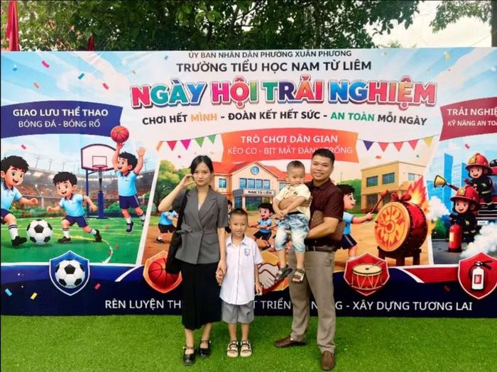 Vợ chồng anh Phạm Ngọc Viết cùng con đi khai giảng.