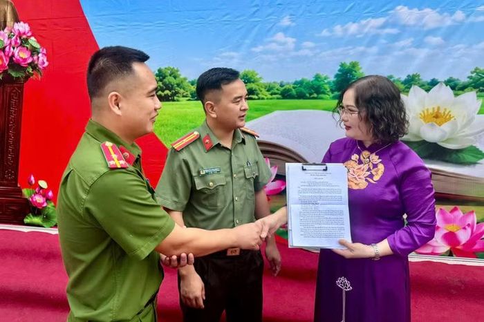  Đại diện nhà trường cảm ơn Công an xã Ứng Hòa 