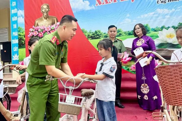  Công an xã Ứng Hòa tặng xe đạp cho học sinh khó khăn ngày khai giảng 