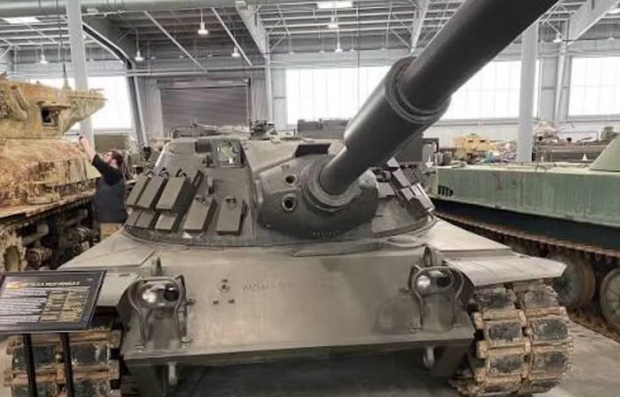 Một trong những điểm đặc biệt nhất của MBT-70 là hệ thống treo thủy khí nén. Hệ thống này cho phép thay đổi độ cao thân xe và cải thiện khả năng vận hành trên nhiều loại địa hình. Xe cũng được thiết kế với cấu hình rất thấp so với nhiều xe tăng cùng thời.
