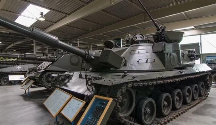 Tháp pháo của MBT-70 sử dụng pháo 152 mm. Đây là pháo - bệ phóng có khả năng bắn cả đạn pháo thông thường và tên lửa chống tăng có điều khiển MGM-51 Shillelagh.