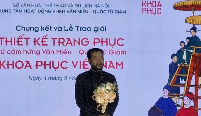 Nhà thiết kế Quang Hòa, thành viên Ban Giám khảo phát biểu tại sự kiện.