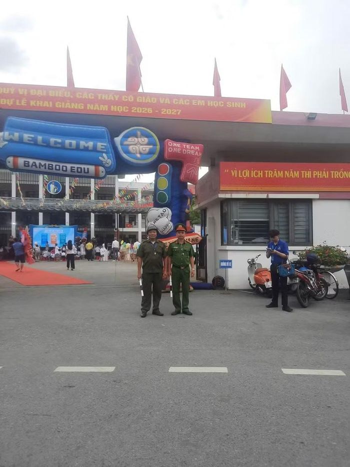 Tổ công tác đảm bảo ANTT cổng trường nhân ngày khai trường năm học mới 2026-2027