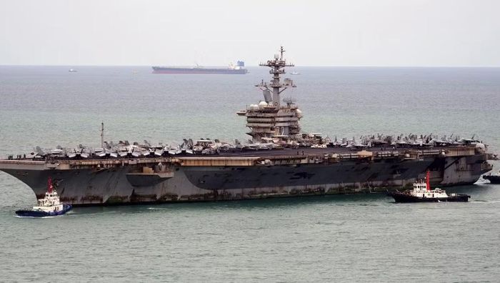 Tàu sân bay USS Abraham Lincoln ngày 2/9 cập cảng Laem Chabang ở Thái Lan sau 250 ngày hoạt động liên tục trên biển. Hình ảnh chiến hạm cho thấy nhiều mảng tảo biển bám trên thân cùng các vệt rỉ sét kéo dài ở khu vực mớn nước và dọc mép sàn đáp.