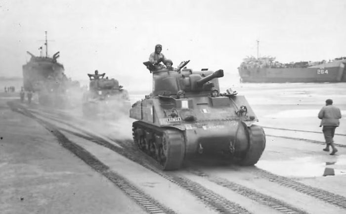 M4 Sherman ra đời trong bối cảnh Mỹ cần nhanh chóng xây dựng lực lượng thiết giáp quy mô lớn. Từ nền tảng M3 Lee, các kỹ sư phát triển T6 với pháo 75 mm được đặt trong tháp pháo xoay toàn phần.