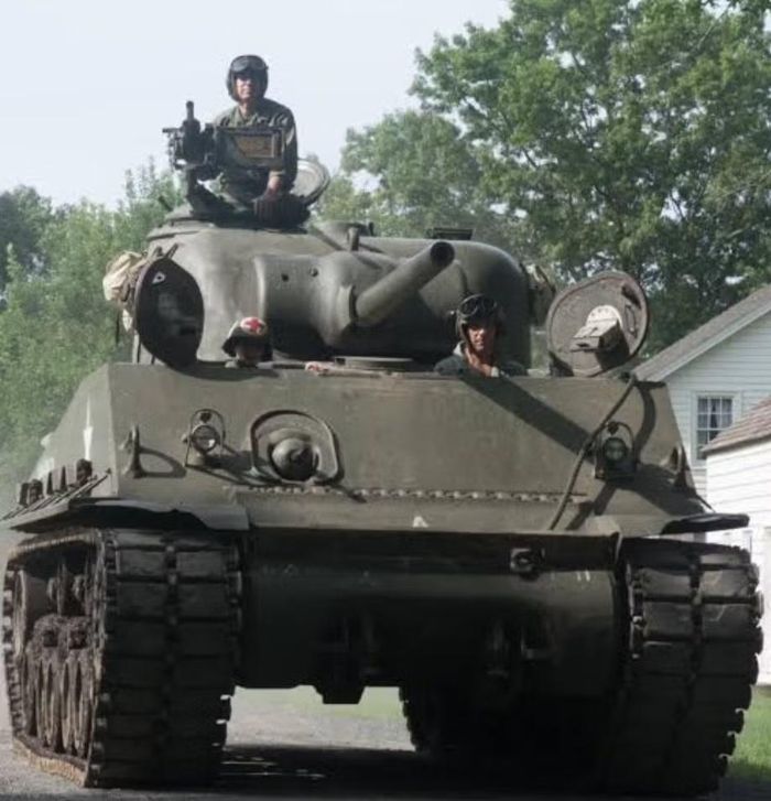 Vũ khí cũng liên tục được nâng cấp, từ pháo 75 mm đến 76 mm và pháo 105 mm. Sherman Jumbo tăng cường giáp. Sherman Firefly của Anh sử dụng pháo 17 pounder để tăng mạnh khả năng chống tăng..