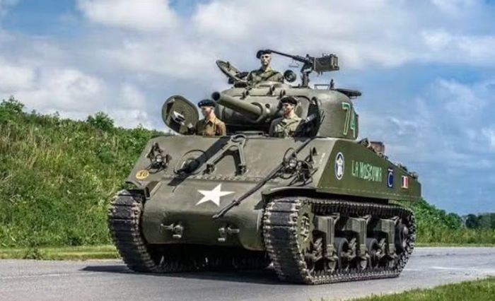 Trên chiến trường, M4 Sherman xuất hiện từ Bắc Phi đến Italy, Tây Âu và Thái Bình Dương. Xe cũng được chuyển giao cho nhiều đồng minh thông qua chương trình Lend-Lease. Tại Normandy, Sherman phải thích nghi với địa hình bocage.