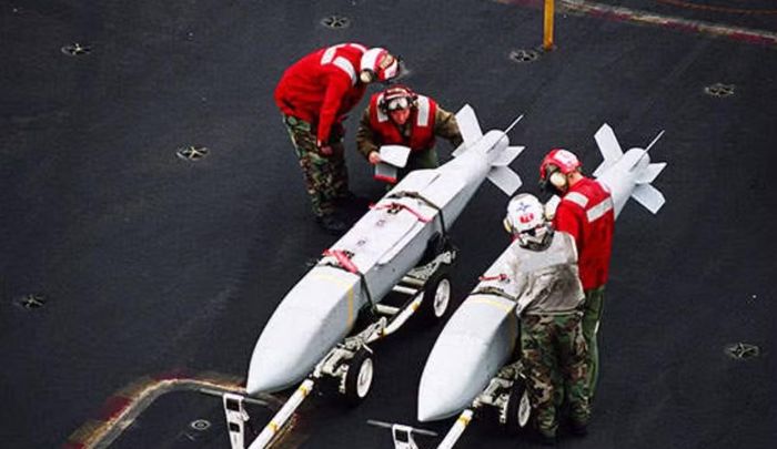 Trong khi đó, AGM-154C sử dụng đầu đạn nặng khoảng 500 pound, tương đương 227 kg, nhằm vào các mục tiêu cố định và kiên cố.