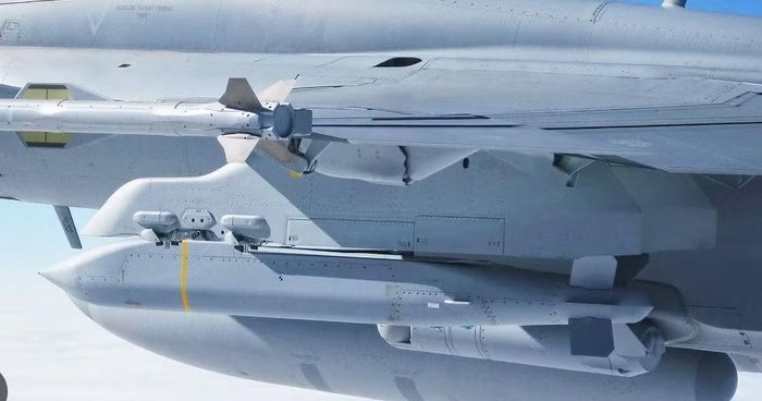 JSOW là một dòng bom lượn dẫn đường chính xác do Mỹ phát triển. Khác với bom thông thường, vũ khí này không sử dụng động cơ để bay đến mục tiêu.