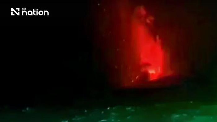 Núi lửa Anak Krakatau phun trào trong đêm