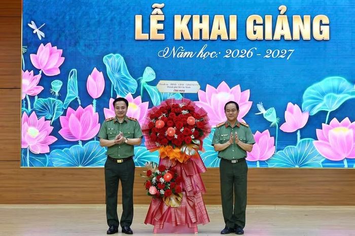 Trung tướng Mai Hoàng - Uỷ viên Ban Thường vụ Thành uỷ, Bí thư Đảng ủy , Giám đốc CATP HCM tặng lẵng hoa chúc mừng tại Lễ khai giảng đặc biệt của những học sinh đầu tiên tại trường Văn hóa Công an nhân dân V. (Ảnh: Tường Khuê)