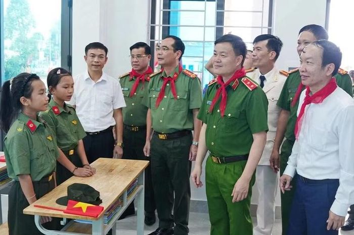 Lãnh đạo Bộ Công an và Công an tỉnh Nghệ An tham quan các phòng học và động viên học sinh (Ảnh: Xuân Duy).