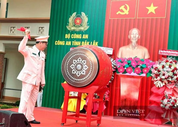 Đại tá Mai Hữu Vạn đánh trống khai giảng năm học 2026-2027. (Ảnh CN)