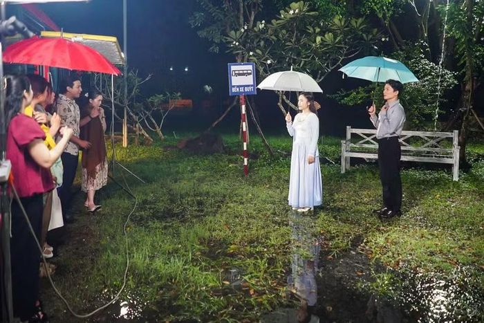 Hậu trường cảnh quay MV "Đêm mưa buồn không anh"