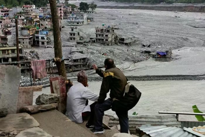 Cảnh tan hoang sau trận lũ quét ở Nepal. Ảnh: Reuters