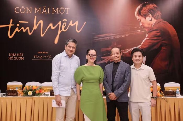 NSND Bùi Công Duy (chồng nghệ sĩ Trinh Hương), nghệ sĩ Trinh Hương, đạo diễn Phạm Hoàng Nam và NSND Tấn Minh (từ trái qua)