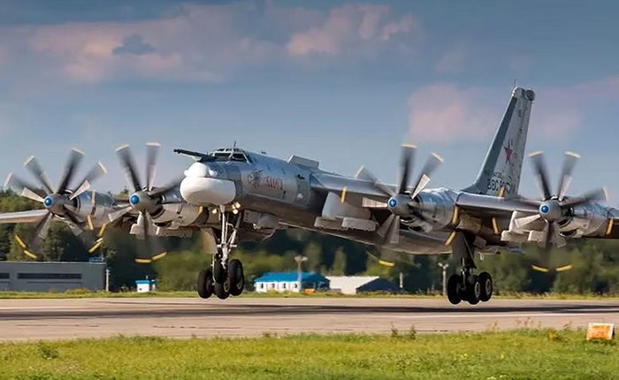 Kíp lái của Tu-95 gồm 7 người trên các phiên bản chiến đấu. Việc bố trí nhiều thành viên phản ánh khối lượng nhiệm vụ mà một oanh tạc cơ chiến lược phải đảm nhiệm, từ điều khiển máy bay đến vận hành hệ thống vũ khí và thiết bị chuyên dụng.