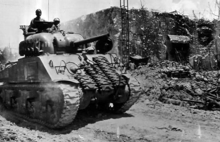 Năm 1940, M3 Medium Tank được phát triển. Xe mang pháo 75 mm trên thân và pháo 37 mm trong tháp pháo. M3 không phải thiết kế hoàn hảo, nhưng nó cho phép Mỹ nhanh chóng đưa pháo 75 mm lên một xe tăng hạng trung và tạo ra một nền tảng kỹ thuật quan trọng.