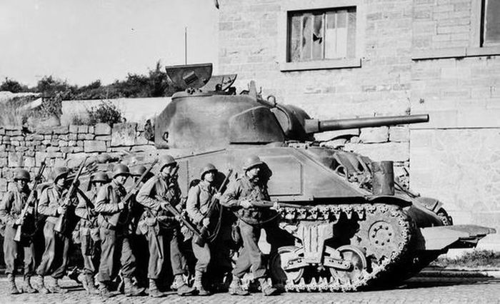 Đến khi M4 Sherman xuất hiện, Mỹ đã thay đổi hoàn toàn cách tiếp cận xe tăng. Từ một quốc gia phải dựa vào Renault FT của Pháp, Mỹ đã trở thành một trong những trung tâm sản xuất xe tăng lớn nhất của phe Đồng minh. Sherman sau đó trở thành mẫu xe tăng được sản xuất nhiều nhất của Mỹ trong Thế chiến II..