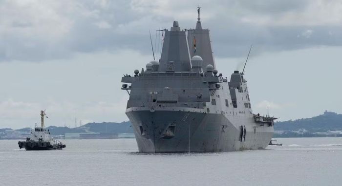 Đến 15h59, hạm trưởng Kevin Dean phát báo động toàn tàu. Tàu vận tải đổ bộ USS San Diego điều 80 thủy thủ tới hỗ trợ. 4 tàu kéo và 2 tàu cảnh sát biển Nhật Bản sau đó cũng tham gia chữa cháy