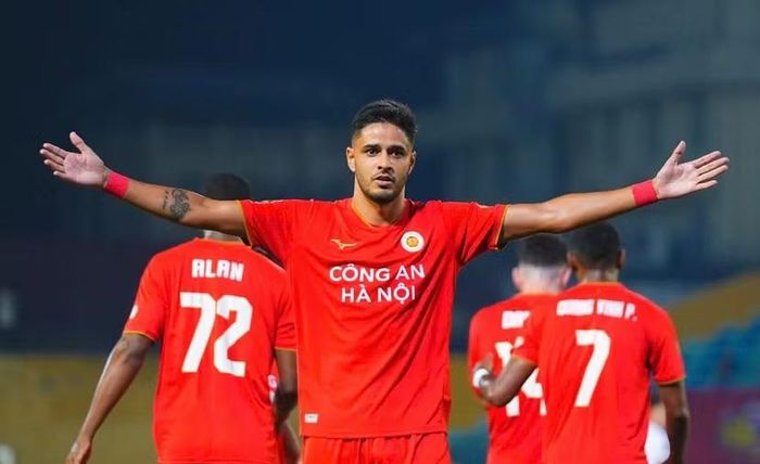Lep Artur sớm mở tỉ số ngay phút thứ 5 (Ảnh: Công an Hà Nội FC)