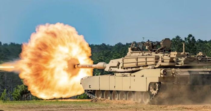 Iraq cũng cho thấy Abrams không thể hoạt động hiệu quả như một lực lượng độc lập. Tại trận Fallujah lần 2 năm 2004, xe tăng và bộ binh phối hợp để vừa tạo hỏa lực yểm trợ, vừa bảo vệ nhau khi tiến qua các khu vực đô thị.