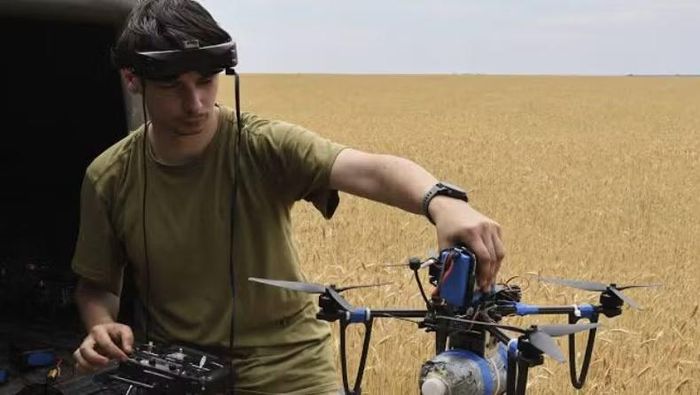 Các loại FPV giá rẻ còn có thể trực tiếp tấn công xe tăng. Một nghiên cứu trên Military Review của Quân đội Mỹ nhận định UAV đã hiệu quả đến mức Ukraine từng phải hạn chế sử dụng Abrams do nguy cơ xe tăng bị phát hiện và tấn công từ trên không.