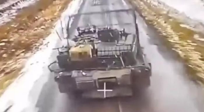 Đó cũng là lý do Abrams tiếp tục được nâng cấp. Với xe tăng Mỹ, câu hỏi hiện nay không còn đơn giản là “giáp dày đến đâu” hay “pháo mạnh thế nào”, mà là chiếc xe tăng có thể sống sót và chiến đấu trong một chiến trường ngày càng minh bạch đến mức nào.