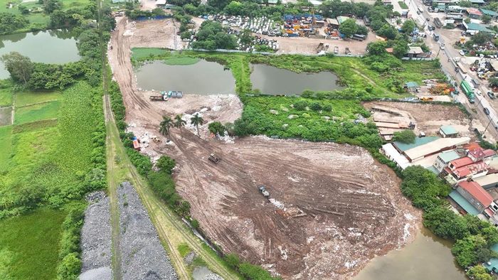 Khu vực ao tại xã Đại Thanh, TP Hà Nội bị các đối tượng tập kết, đổ trái phép khối lượng lớn chất thải xây dựng. Ảnh CAHN.