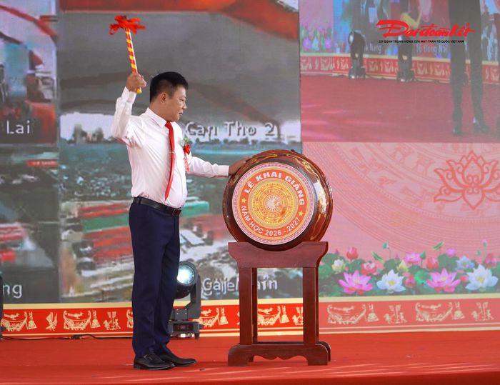Hiệu trưởng Trường Phổ thông nội trú Tiểu học và THCS Sơn Kim 1 đánh trống khai trường năm học mới. Ảnh: HN.