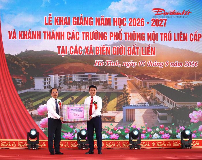 Bí thư Tỉnh uỷ Hà Tĩnh Nguyễn Duy Lâm trao quà của Tổng Bí thư, Chủ tịch nước Tô Lâm cho Trường Phổ thông nội trú Tiểu học và THCS Sơn Kim 1. Ảnh: HN.
