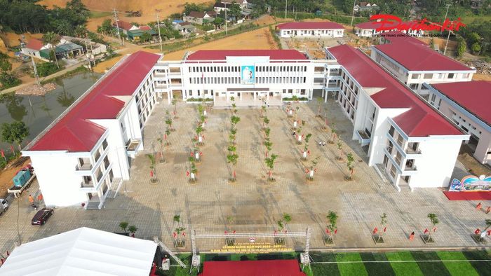 Trường Phổ thông nội trú TH&THCS Sơn Kim 1 trong ngày khai giảng. Ảnh: HN.