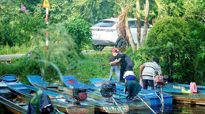 Học sinh Cà Mau đi xuồng máy đến trường khai giảng. Ảnh: CTV